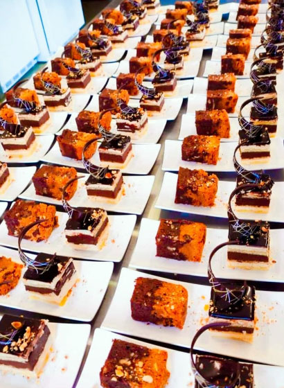 desserts sur assiette pendant un service traiteur