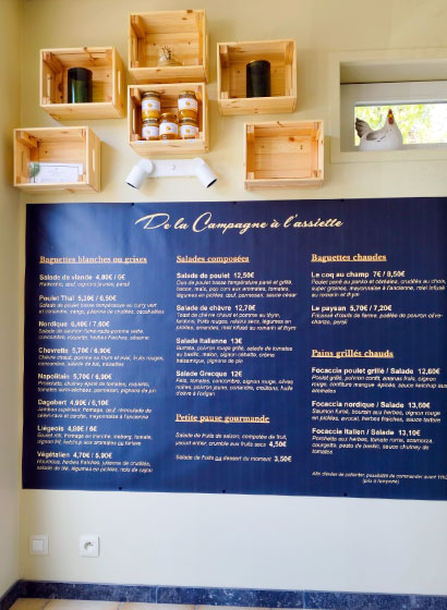 tableau avec menus et prix dans la sandwicherie